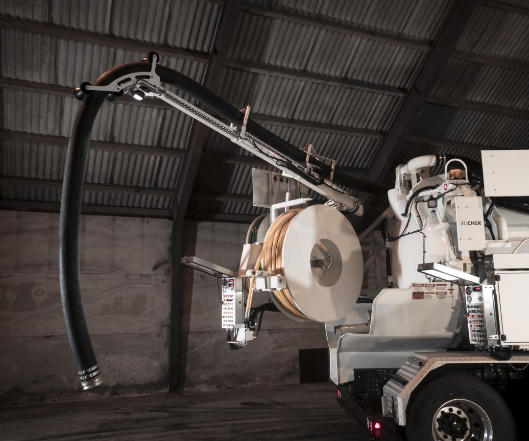 RECycler 315 rear side view extended hose